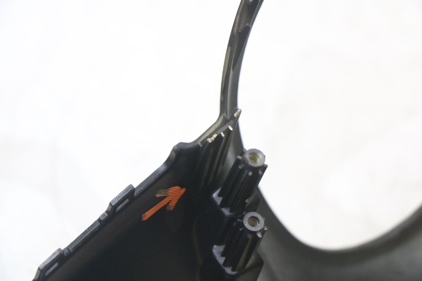 photo de COFANO MANUBRIO ANTERIORE PEUGEOT DJANGO 125 (2014 - 2017) - Dettagli dei punti di fissaggio