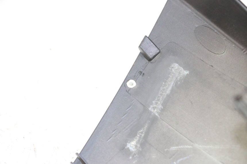 photo de COPRIMANUBRIO ANTERIORE PEUGEOT VIVACITY 125 (2010 - 2017) - Zoom sullo stato d'uso