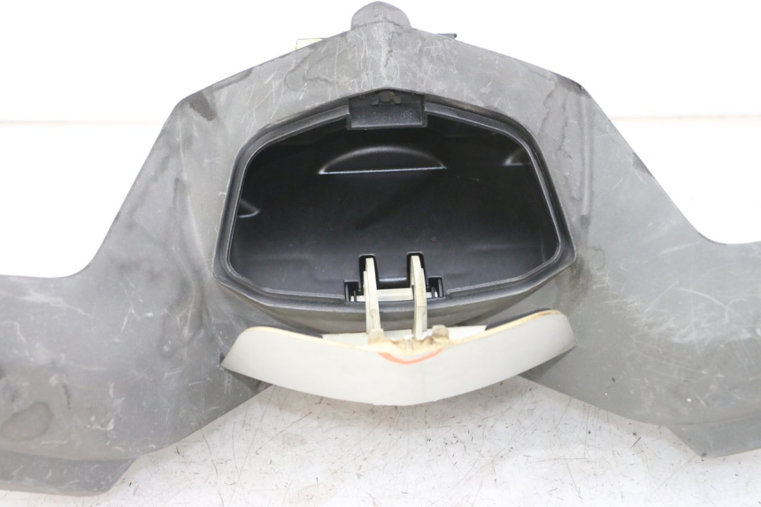 photo de COPRIMANUBRIO ANTERIORE PEUGEOT SATELIS 125 (2013 - 2018) - Primo piano tecnico