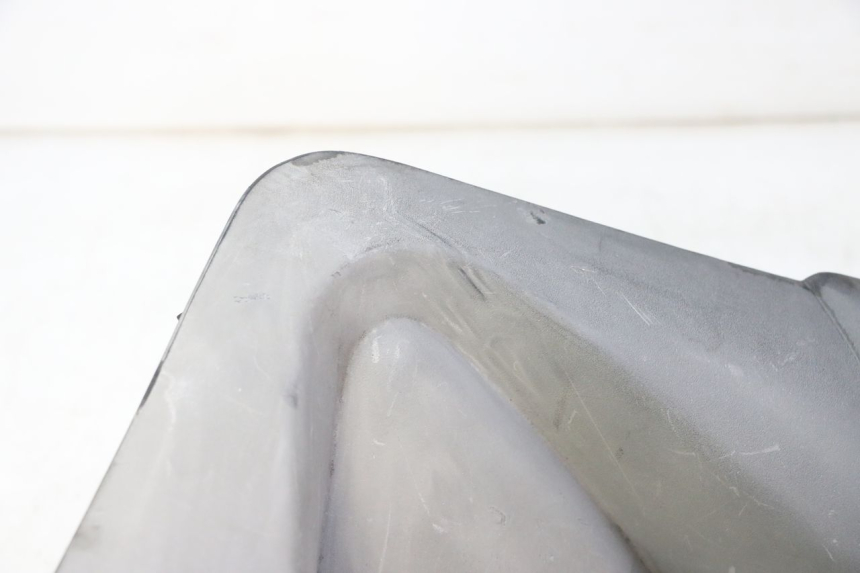 photo de COPRIMANUBRIO ANTERIORE PEUGEOT SATELIS 125 (2010 - 2012) - Zoom sullo stato d'uso