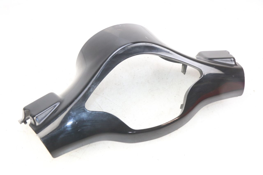 photo de COFANO MANUBRIO ANTERIORE PIAGGIO VESPA PRIMAVERA 2T 50 (2013 - 2018) - Dettagli dei punti di fissaggio