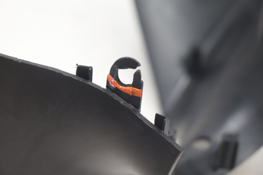 photo de COPRIMANUBRIO ANTERIORE PIAGGIO ZIP IGET 4T 50 (2021 - 2023) - Dettagli dei punti di fissaggio