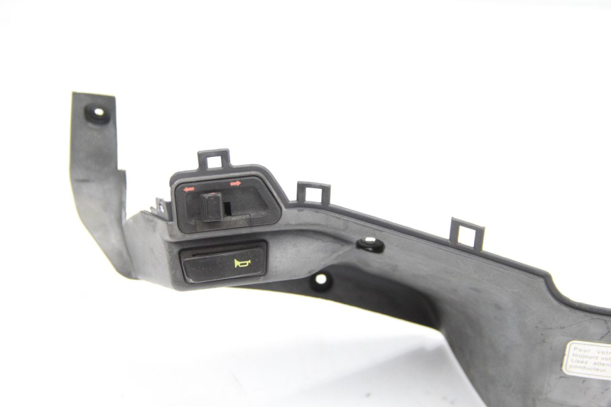 photo de COPERCHIO MANUBRIO COMANDI HONDA FES PANTHEON 125 (2003 - 2007) - Primo piano tecnico