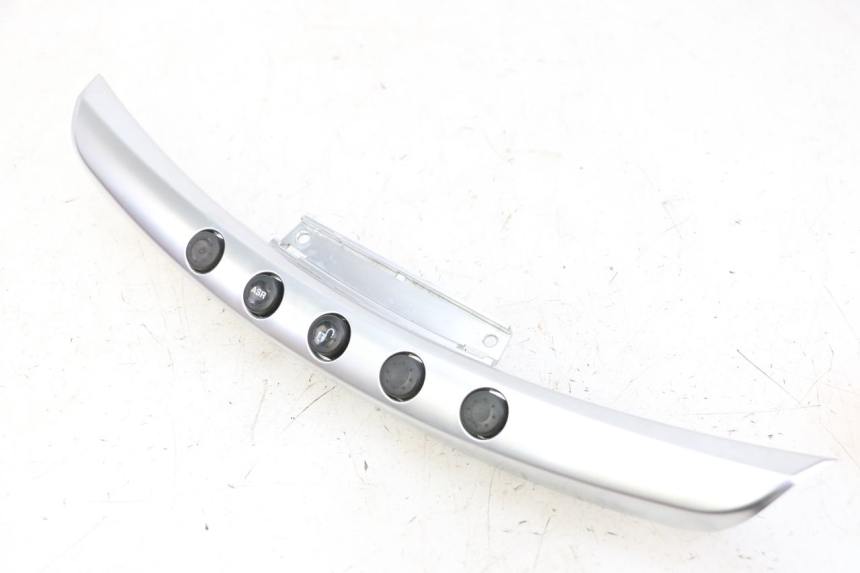 photo de COPRIMANUBRIO COMMUTATORE PIAGGIO MP3 500 (2014 - 2017) - Dettagli dei punti di fissaggio