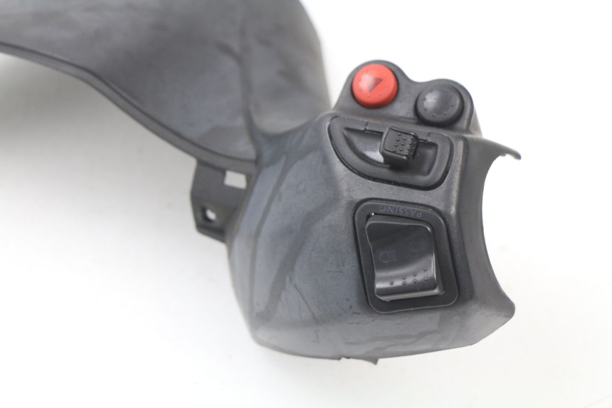 photo de COPERCHIO MANUBRIO COMANDI PIAGGIO X9 125 (2000 - 2003) - Stato della superficie e materiale