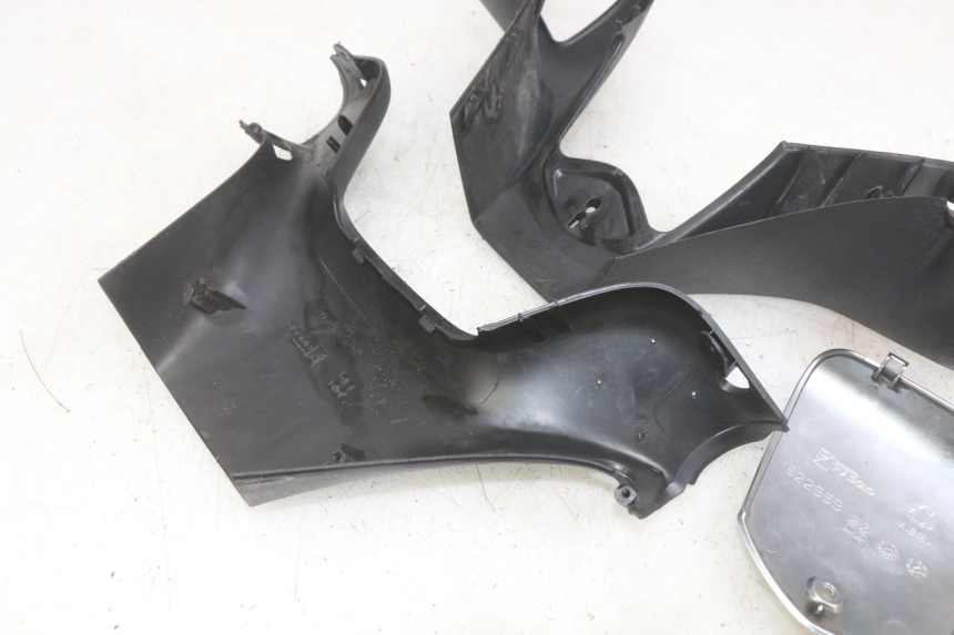 photo de COPRI MANUBRIO PIAGGIO MP3 LT 400 (2007 - 2012) - Marcature e riferimenti originali