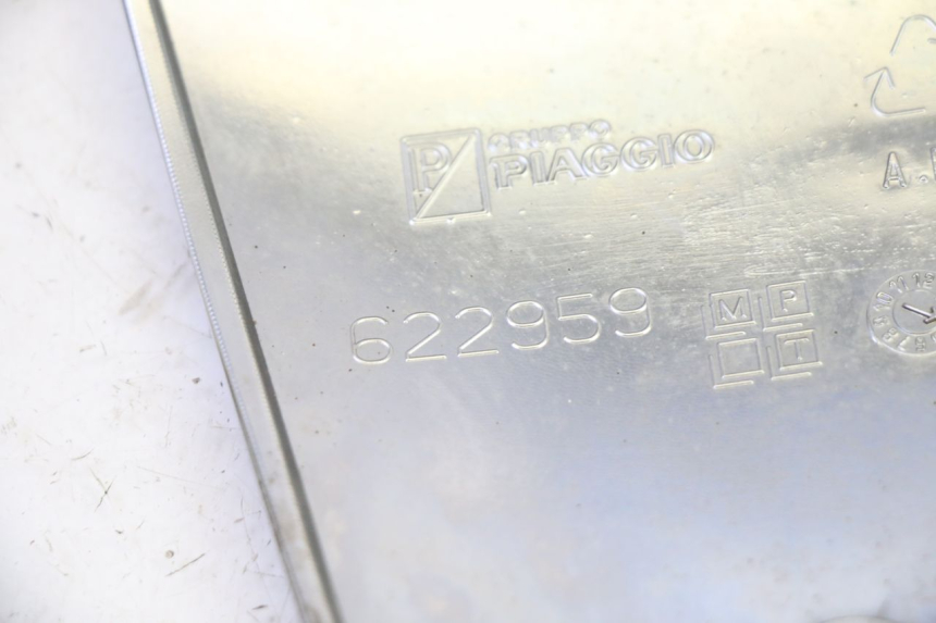 photo de COPRIMANUBRIO PIAGGIO MP3 RL 250 (2006 - 2010) - Dettagli dei punti di fissaggio