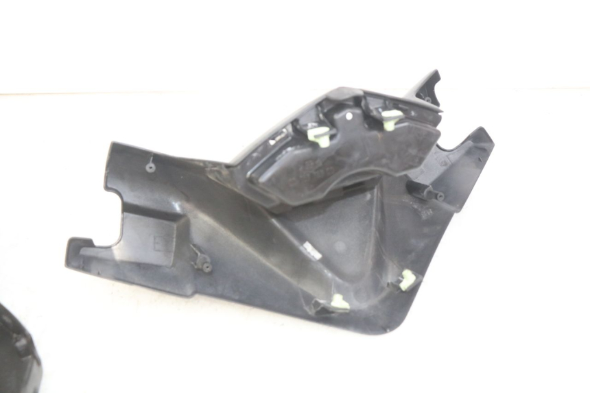 photo de COUVRE MANUBRIO PEUGEOT SATELIS 125 (2006 - 2009) - Dettagli dei punti di fissaggio