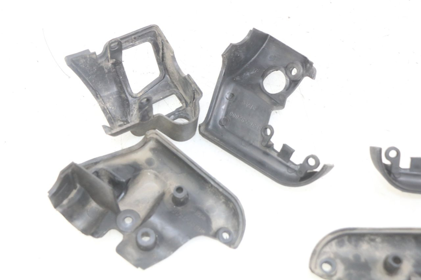 photo de COUVRE MANUBRIO APRILIA SCARABEO LIGHT 125 (2007 - 2011) - Zoom sullo stato d'uso