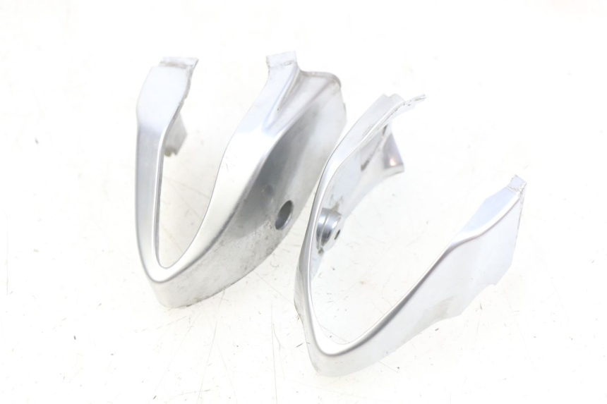 photo de COPRI MANUBRIO PIAGGIO VESPA PRIMAVERA 2T 50 (2013 - 2018) - Zoom sullo stato d'uso