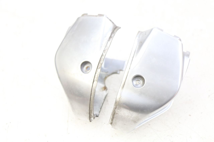 photo de COPRI MANUBRIO PIAGGIO VESPA PRIMAVERA 2T 50 (2013 - 2018) - Dettagli dei punti di fissaggio