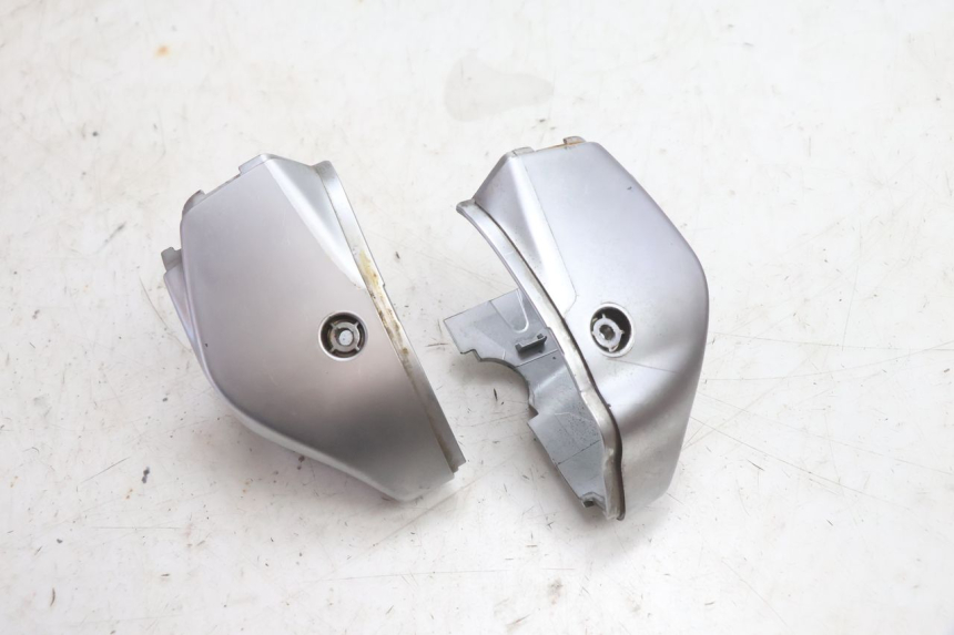 photo de COPRI MANUBRIO PIAGGIO VESPA PRIMAVERA 2T 50 (2013 - 2018) - Dettaglio del componente