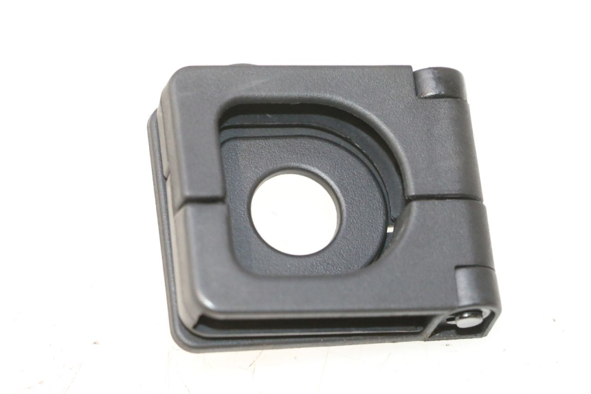 photo de GANCIO PORTAPACCHI PEUGEOT KISBEE 4T 50 (2023 - 2026) - Zoom sullo stato d'uso