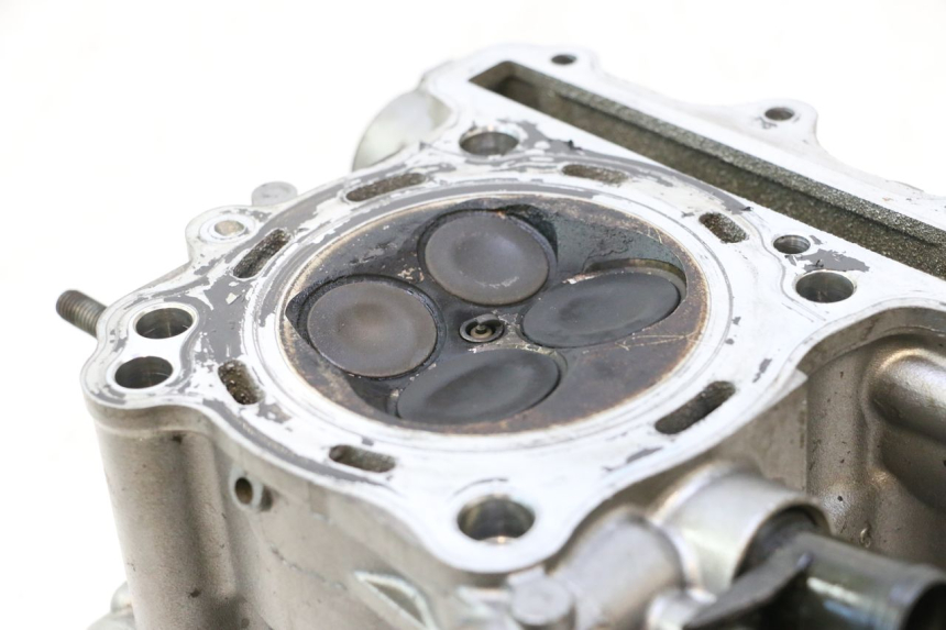 photo de TESTATA POSTERIORE SUZUKI SV S 650 (1999 - 2002) - Primo piano tecnico