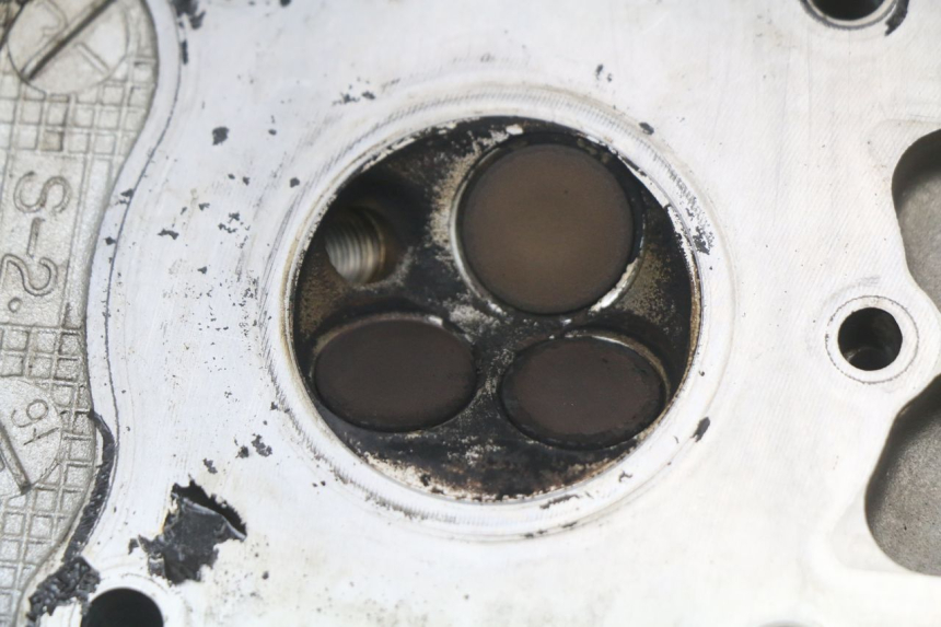 photo de TESTATA ANTERIORE SUZUKI VL INTRUDER 125 (2004 - 2007) - Primo piano ad alta risoluzione