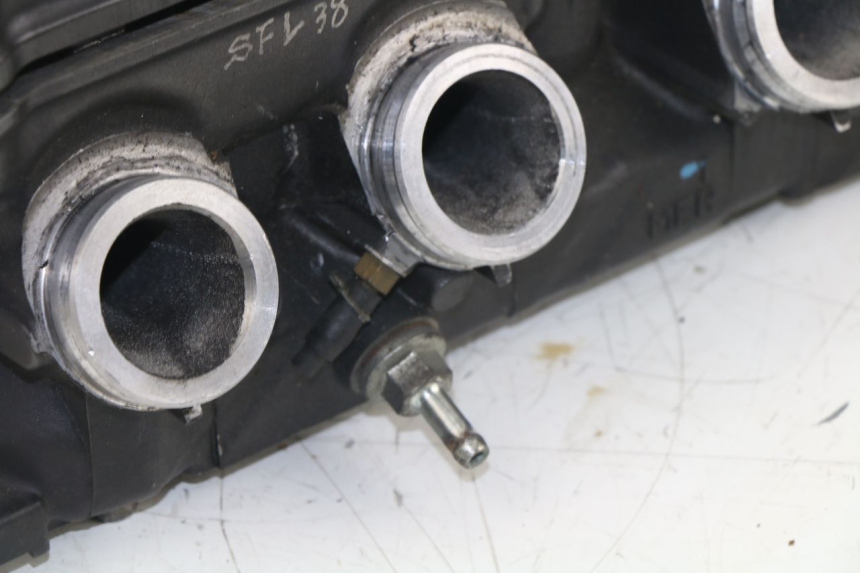 photo de Testata HONDA CBF N 600 (2004 - 2007) - Angolazione alternativa