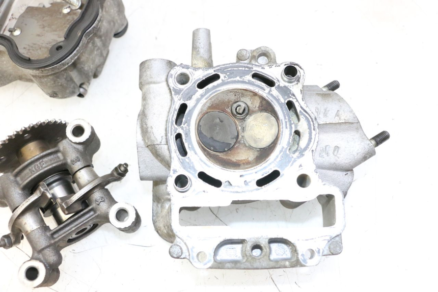 photo de Testata HONDA FES S-WING SWING ABS 125 (2007 - 2015) - Caratteristiche distintive