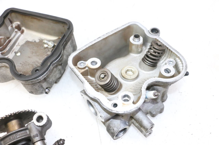 photo de Testata HONDA FES S-WING SWING ABS 125 (2007 - 2015) - Zoom sui componenti