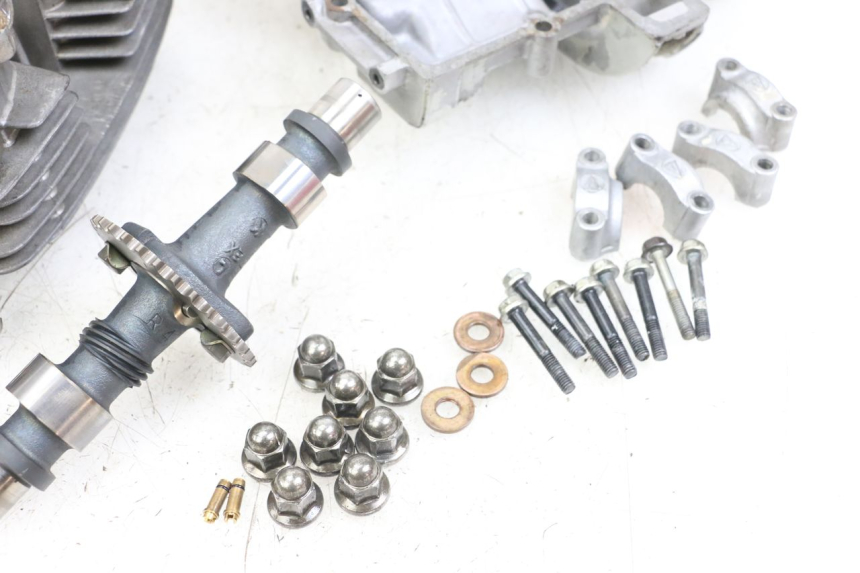 photo de TESTATA SUZUKI GSX E 250 (1982 - 1983) - Altra angolazione