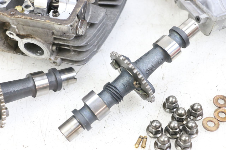 photo de TESTATA SUZUKI GSX E 250 (1982 - 1983) - Dettagli dei punti di fissaggio