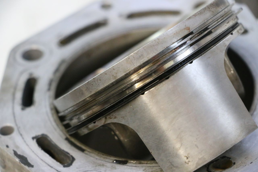 photo de CILINDRO E PISTONE ANTERIORE GILERA GP 800 (2007 - 2013) - Zoom sui componenti