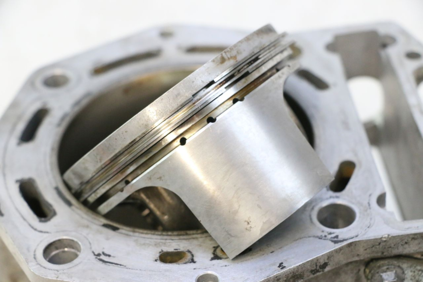 photo de CILINDRO E PISTONE ANTERIORE GILERA GP 800 (2007 - 2013) - Ispezione visiva dettagliata
