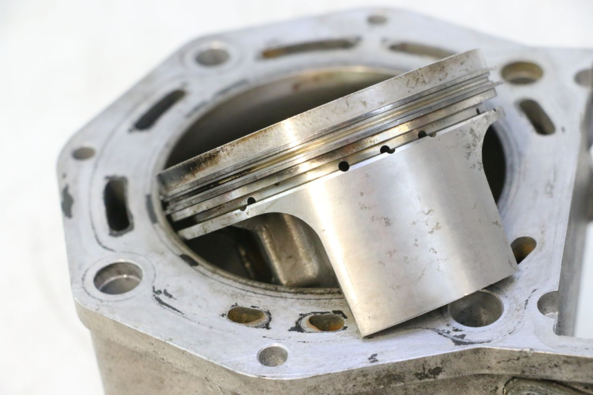photo de CILINDRO E PISTONE ANTERIORE GILERA GP 800 (2007 - 2013) - Focus sulla struttura