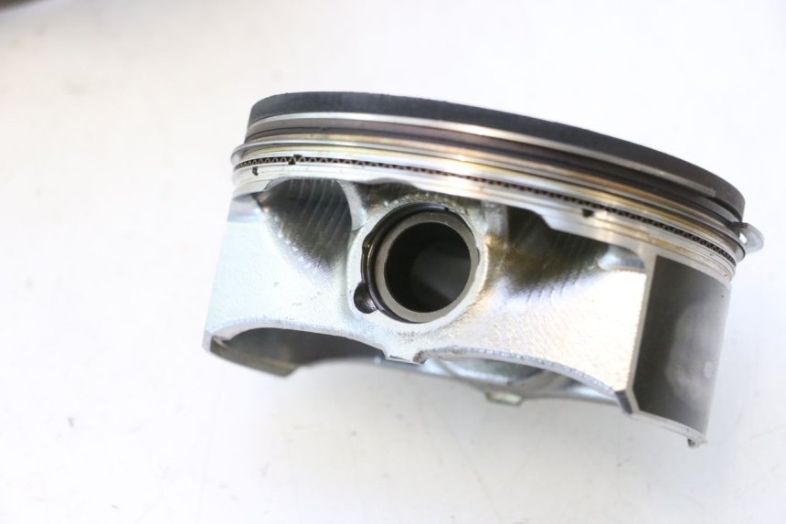 photo de CILINDRO E PISTONE ANTERIORE HARLEY DAVIDSON ROAD GLIDE FLTRXSE 1920 (2018 - 2022) - Focus sulla struttura