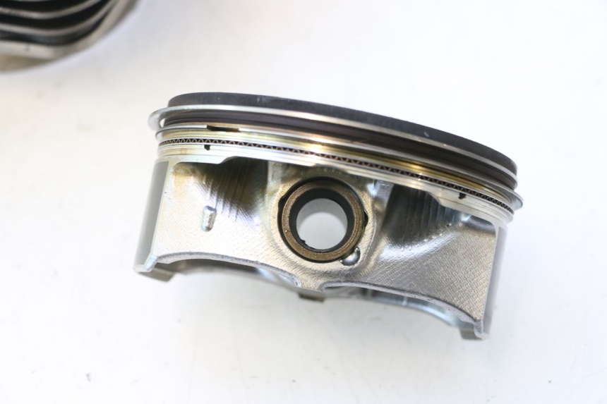 photo de CILINDRO E PISTONE ANTERIORE HARLEY DAVIDSON ROAD GLIDE FLTRXSE 1920 (2018 - 2022) - Angolazione alternativa