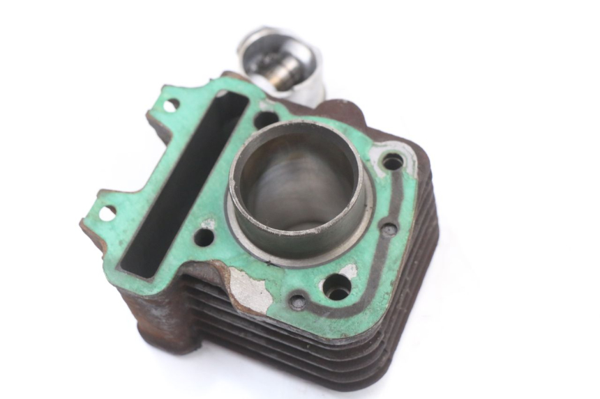 photo de CILINDRO PISTONE PIAGGIO FLY 4T 50 (2004 - 2010) - Primo piano tecnico