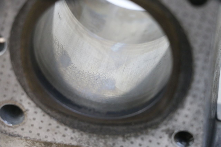 photo de CILINDRO PISTONE SUZUKI GSX E 250 (1982 - 1983) - Primo piano tecnico