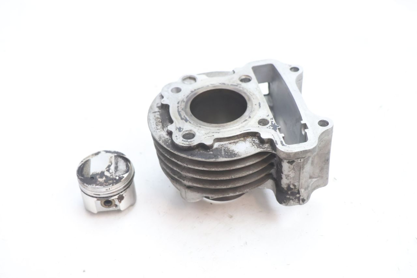 photo de CILINDRO PISTONE PEUGEOT KISBEE 4T 50 (2010 - 2017) - Altra angolazione