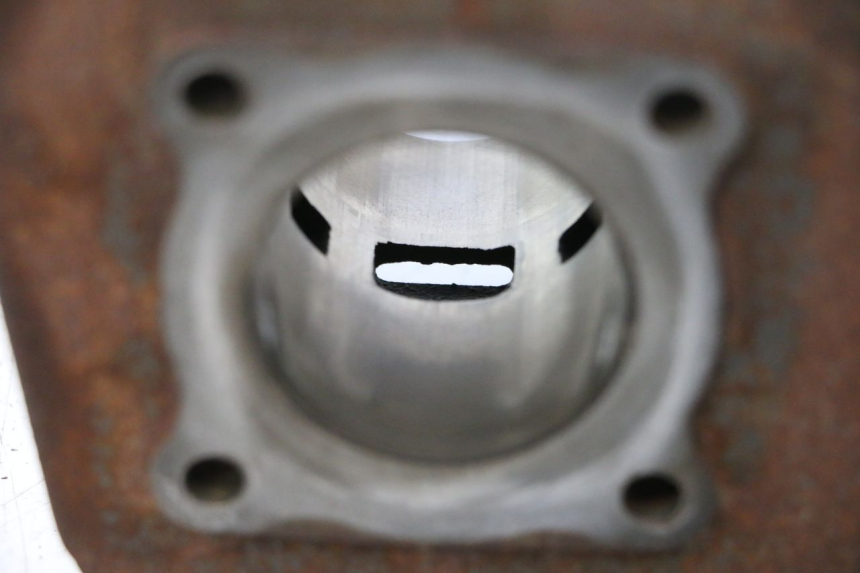photo de CILINDRO PISTONE PEUGEOT LUDIX 50 (2005 - 2007) - Dettagli dei punti di fissaggio