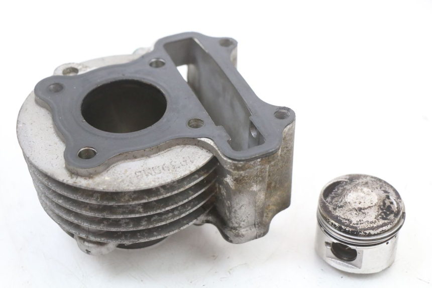 photo de CILINDRO PISTONE EUROCKA R8 4T 50 (2013 - 2022) - Altra angolazione