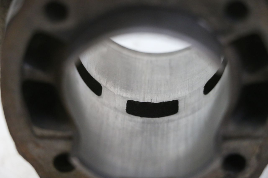 photo de CILINDRO PISTONE DERBI SENDA SM DRD 50 (2008 - 2013) - Dettagli dei punti di fissaggio