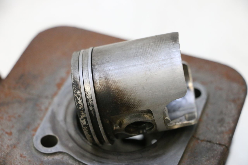 photo de CILINDRO PISTONE PEUGEOT SPEEDFIGHT 2 AC 50 (2000 - 2009) - Angolazione alternativa