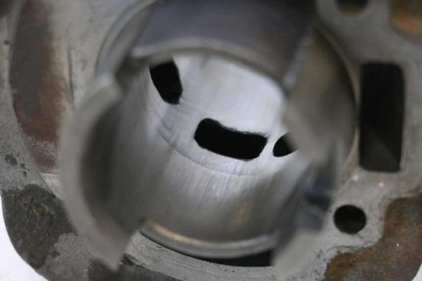 photo de CILINDRO PISTONE PIAGGIO TYPHOON 50 (2000 - 2009) - Altra angolazione