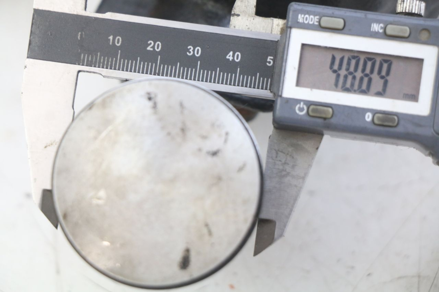 photo de CILINDRO PISTONE PEUGEOT XP6 50 (2006 - 2011) - Altra angolazione