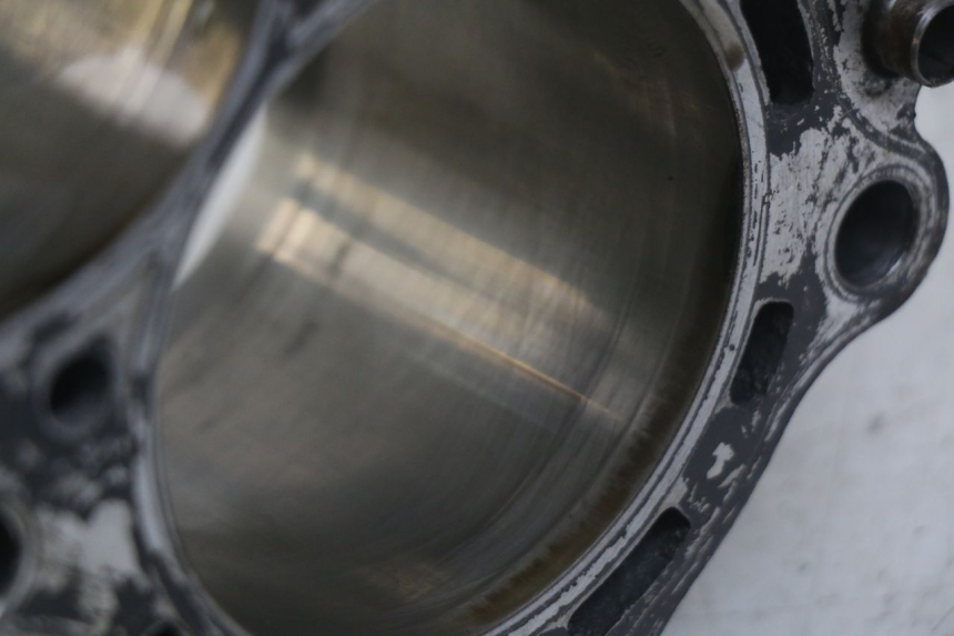 photo de CILINDRO PISTONE YAMAHA YZF R1 1000 (2007 - 2008) - Zoom sullo stato d'uso