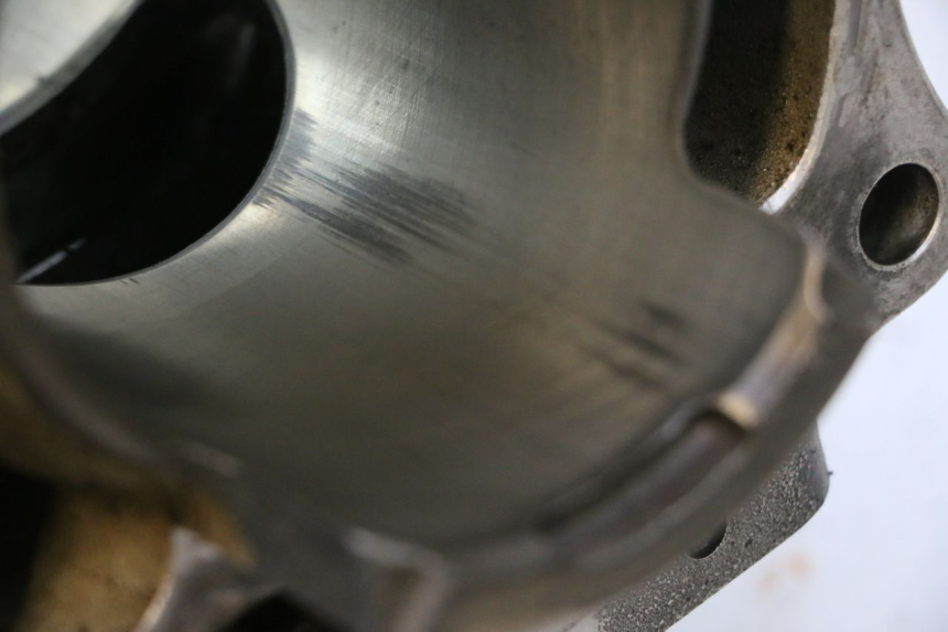 photo de CILINDRO YAMAHA WAVE RUNNER GP R 1200 (2000 - 2003) - Zoom sui componenti