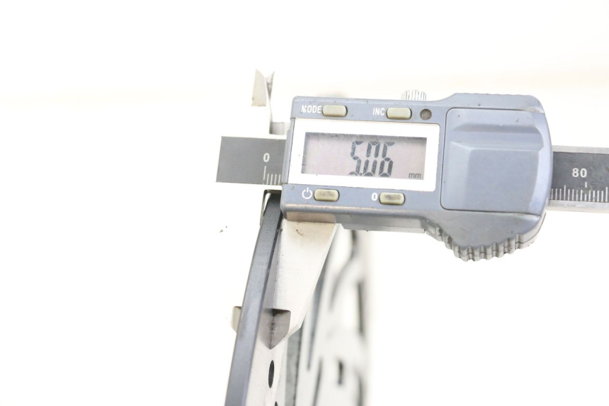 photo de DISCO FRENO ANTERIORE ROYAL ENFIELD SCRAM 411 (2022 - 2024) - Stato della superficie e materiale