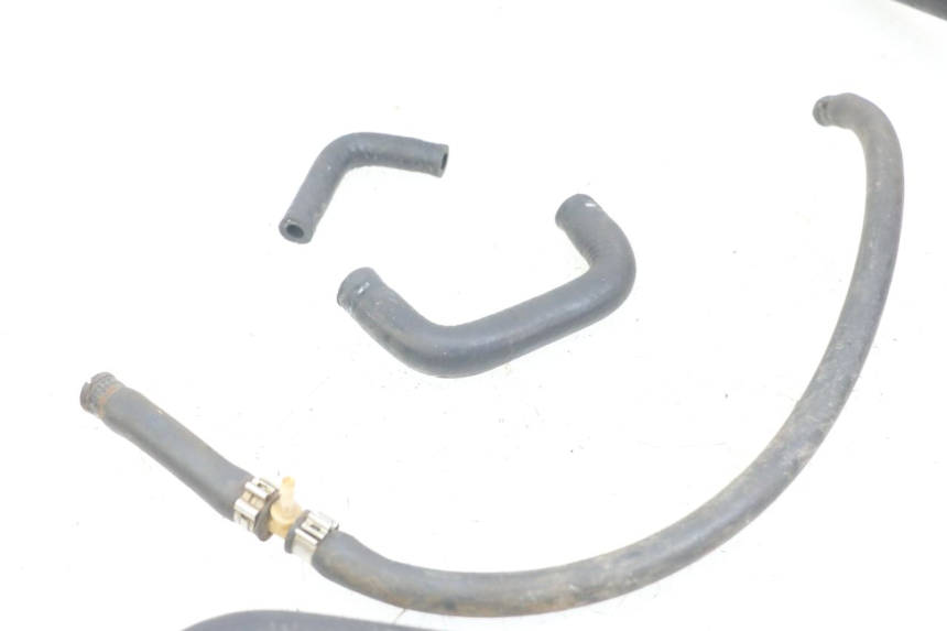 photo de TUBO DEL RADIATORE YAMAHA AEROX 2T 50 (2013 - 2017) - Dettagli dei punti di fissaggio