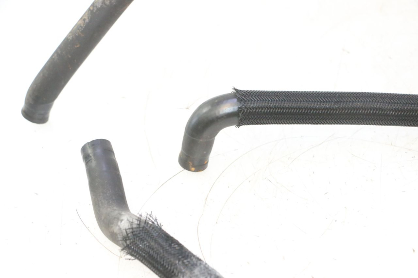 photo de TUBO RADIATORE SUZUKI BURGMAN 125 (2007 - 2014) - Dettagli dei punti di fissaggio