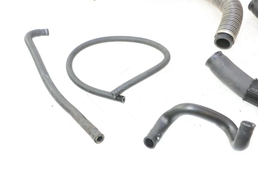 photo de TUBO DEL RADIATORE SUZUKI GSR 600 (2005 - 2012) - Primo piano tecnico