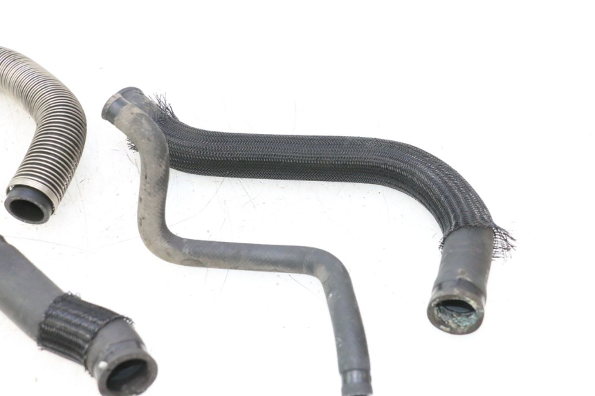 photo de TUBO DEL RADIATORE SUZUKI GSR 600 (2005 - 2012) - Dettagli dei punti di fissaggio