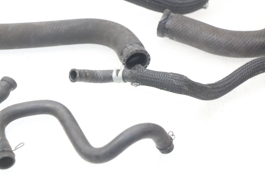 photo de Tubo del radiatore SUZUKI GSX-R GSXR 750 (2011 - 2016) - Zoom sullo stato d'uso