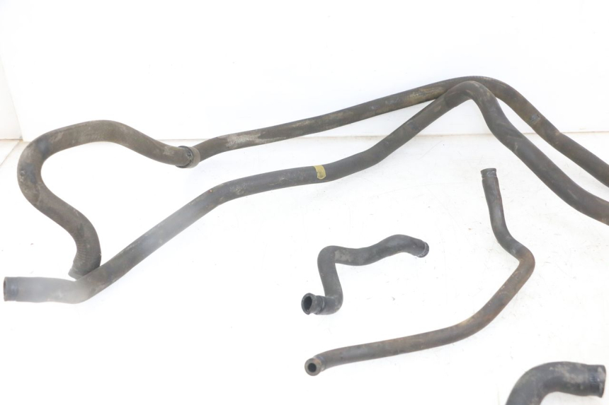 photo de TUBO RADIATORE PIAGGIO MP3 LT 300 (2010 - 2016) - Dettagli dei punti di fissaggio