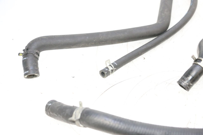 photo de Tubo del radiatore PEUGEOT SATELIS COMPRESSOR K15 125 (2006 - 2009) - Primo piano tecnico