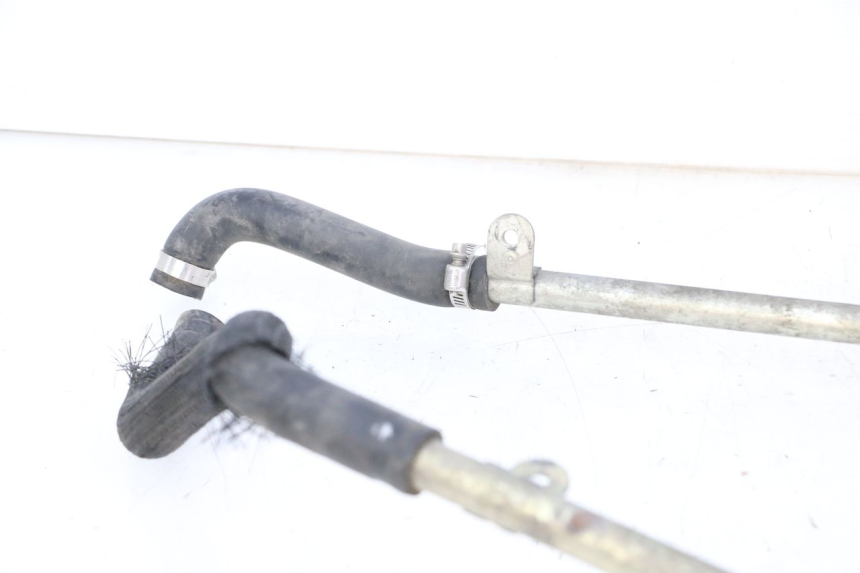 photo de TUBO DEL RADIATORE SUZUKI SIXTEEN 125 (2008 - 2010) - Dettagli dei punti di fissaggio