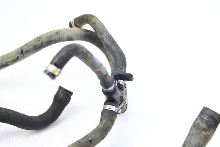 photo de TUBO DEL RADIATORE PIAGGIO VESPA GTS SUPER IE 125 (2009 - 2016) - Primo piano tecnico